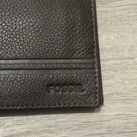 Fossil Leather Bi-Fold Wallet - Picture 2 of 5